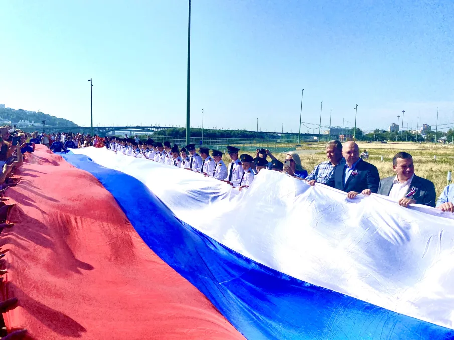 22 августа 2022 года, в День Государственного флага, в Нижнем Новгороде на Стрелке прошла Всероссийская акция по разворачиванию и поднятию флага.