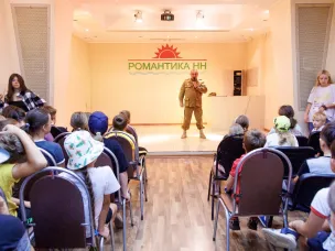 25 августа 2022 года участник боевых действий, Заместитель председателя правления Кстовской районной организации НОО ООО РСВА, Член президиума Кстовской районной организации ветеранов, Член президиума Областного комитета ветеранов войны и Вооруженных Сил, начальник штаба по г. Кстово и Кстовскому району Всероссийского движения Юнармия Шуняев Константин Александрович провел образовательную встречу  с детьми отдыхающими в СОЛКД "Романтика-НН" (лагерь Рассвет) Кстовского района.