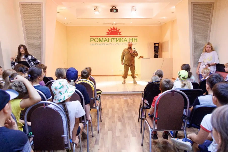 25 августа 2022 года участник боевых действий, Заместитель председателя правления Кстовской районной организации НОО ООО РСВА, Член президиума Кстовской районной организации ветеранов, Член президиума Областного комитета ветеранов войны и Вооруженных Сил, начальник штаба по г. Кстово и Кстовскому району Всероссийского движения Юнармия Шуняев Константин Александрович провел образовательную встречу  с детьми отдыхающими в СОЛКД "Романтика-НН" (лагерь Рассвет) Кстовского района.