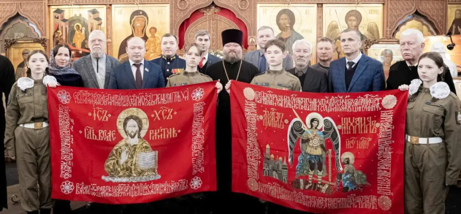 В Архангельском соборе, в Нижнем Новгороде, освятили копии знамени Нижегородского ополчения. 