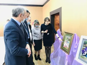 25 января в выставочном зале Бутурлинского техникума состоялось открытие выставки картин, вышитых лентами, Заслуженного ветерана Нижегородской области, председателя Совета ветеранов Балахнинского района Ирины Владимировны Полухиной.