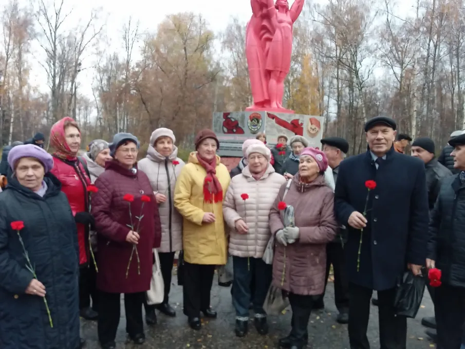 29 октября в г. о. г. Арзамаса прошёл митинг в парке им. Гайдара рядом с памятником Арзамасским комсомольцам, посвящённый 106-ой годовщине комсомола.