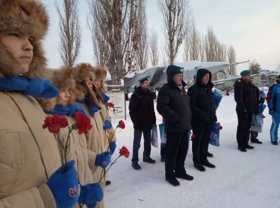 27 декабря юнармейцы ВПК "Юный десантник" г.Павлово почтили память основателю современных воздушно-десантных войск Маргелова В. Ф.