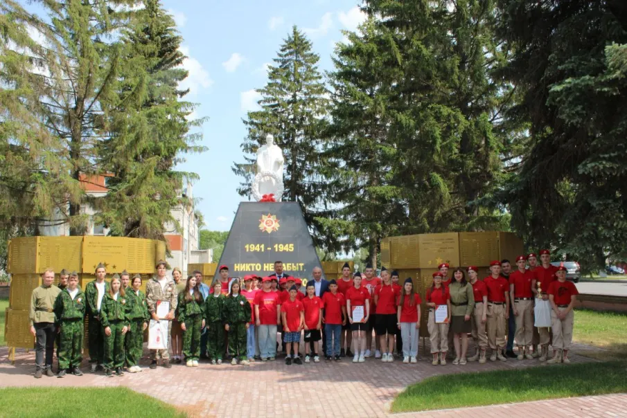 11 июня 2025 года в преддверии празднования Дня России  на центральной площади  р.п. Бутурлино состоялось торжественное поднятие флагов.