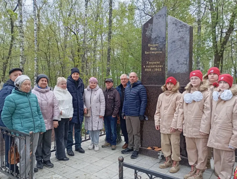 28 апреля в г Бор состоялось  традиционное возложение цветов к могилам Героев.
