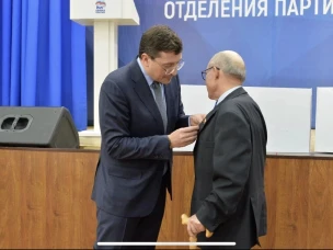 Губернатор Нижегородской области, секретарь регионального отделения партии "Единая Россия"  Глеб Сергеевич Никитин вручил Найденко Василию Петровичу медаль "800 лет Нижнему Новгороду"
