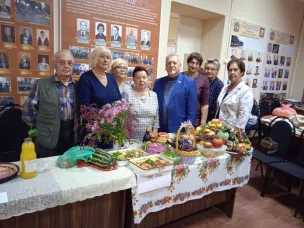 На празднике «Дары природы», который прошел в Совете ветеранов Павловского округа, не только подвели итоги садово-огородного сезона, но и душевно пообщались.