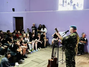 19 августа в Детском санаторно-оздоровительном лагере «Романтика» ветеран боевых действий, подполковник в запасе Олег Шатохин провел несколько патриотически- художественных спектаклей «Время выбрало нас!».