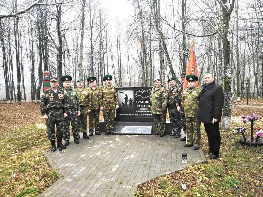 Сегодня в День Народного единства в р.п. Варнавино состоялось торжественное открытие памятника участникам боевых действий, который был установлен на народные деньги.