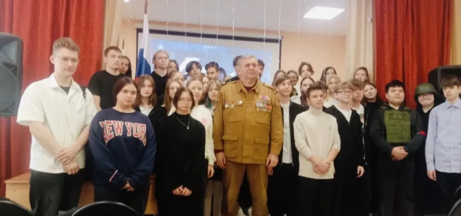 В преддверии 36-й годовщины вывода советских войск  из Афганистана десятиклассники и восьмиклассники школы 29 города Нижнего Новгорода встретились с участником боевых действий в Афганистане, председателем Областного Совета ветеранов войны, труда, Вооруженных сил и правоохранительных органов Андреем Валентиновичем Захаровым. 