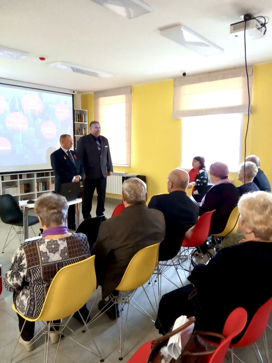 14 октября 2022 года в г.Семенове состоялся выездной семинар для председателей районных Советов ветеранов в рамках комплексного учебного курса выигранного при поддержке министерства внутренней региональной и муниципальной политики Нижегородской области гранта  "Век живи - век учись"  по обучению компьютерной грамотности лиц старшего поколения. Работа по данному гранту началась с 1 июля, это уже второе занятие, планируется провести еще три- в Варнавино, в Богородске и в Болдино.