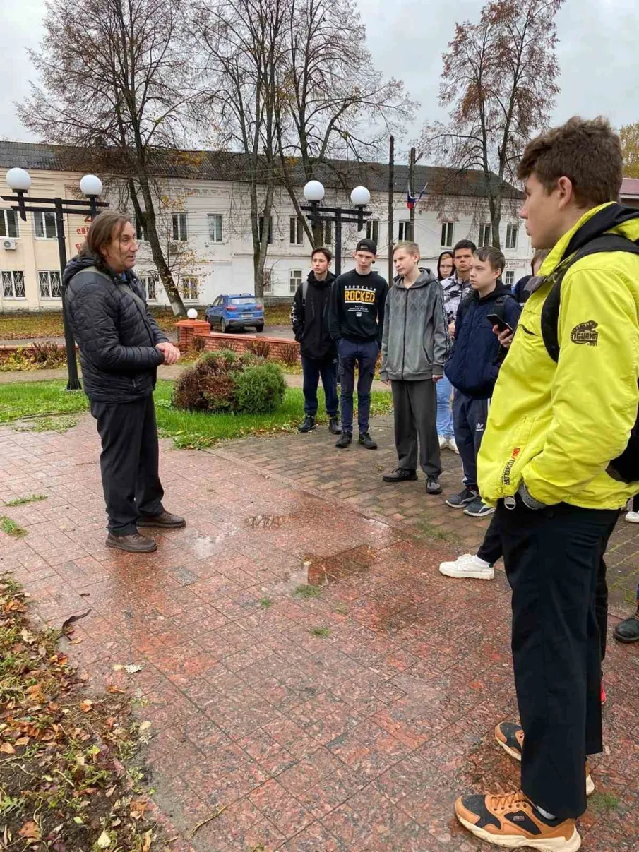 ВОЕННО-ПАТРИОТИЧЕСКИЙ МАРШРУТ «ГЕРОИ — ЗЕМЛЯКИ»   В рамках классного часа студенты Краснобаковского лесного колледжа посетили экскурсию по военно-патриотическому маршруту «Герои — земляки».
