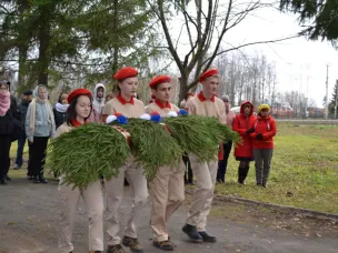 День рождения КОМСОМОЛА.  Сегодня около памятника "Комсомольцам 40-х от Комсомольцев 70-х" в центральном парке  р.п.Тонкино прошёл митинг, посвященный 104-й годовщине образования Всесоюзного Ленинского Коммунистического Союза Молодёжи.