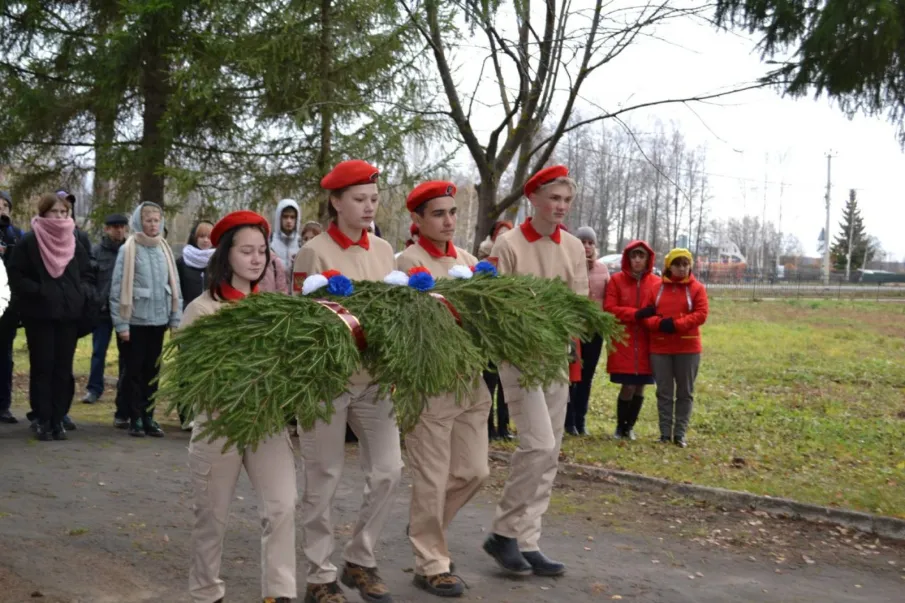 День рождения КОМСОМОЛА.  Сегодня около памятника "Комсомольцам 40-х от Комсомольцев 70-х" в центральном парке  р.п.Тонкино прошёл митинг, посвященный 104-й годовщине образования Всесоюзного Ленинского Коммунистического Союза Молодёжи.