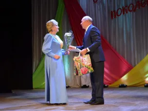 В декаду пожилого человека Арзамасский городской Дом Культуры гостеприимно распахнул свои двери гостям и участникам торжественного мероприятия- праздничной концертной программы, посвящённой Дню старшего поколения и 35 летию организации.