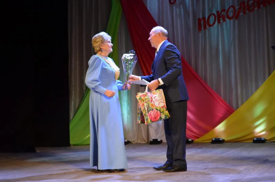 В декаду пожилого человека Арзамасский городской Дом Культуры гостеприимно распахнул свои двери гостям и участникам торжественного мероприятия- праздничной концертной программы, посвящённой Дню старшего поколения и 35 летию организации.