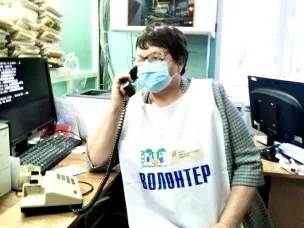 В это сложное для медиков время  серебряные волонтёры работают в регистратуре Варнавинской Црб-принимают звонки от населения,  ускоряя запись на приём.