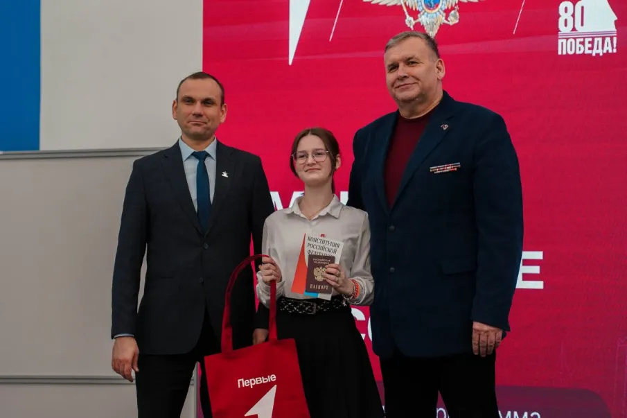 27 января 2025 года председатель Нижегородской областной общественной организации ветеранов войны,труда, Вооруженных сил и правоохранительных органов Андрей Захаров принял участие в торжественном вручения первых паспортов РФ.