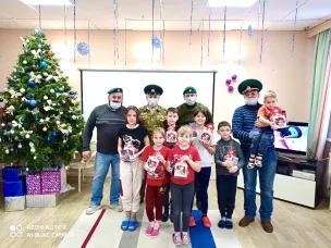 Ветераны пограничники Кстовского района вручили новогодние подарки детям-сиротам детского дома "Парус".