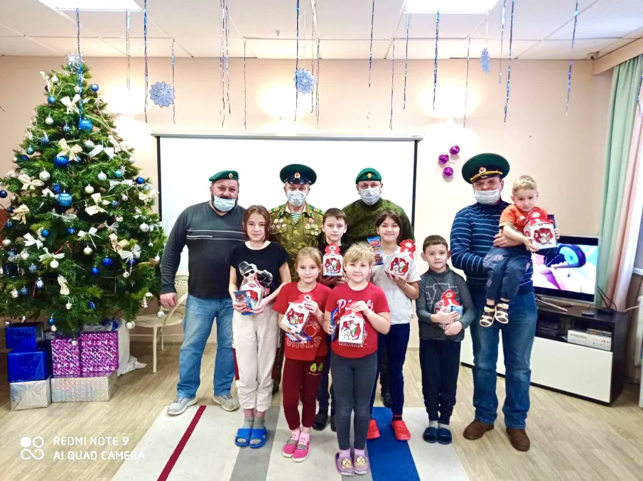 Ветераны пограничники Кстовского района вручили новогодние подарки детям-сиротам детского дома "Парус".