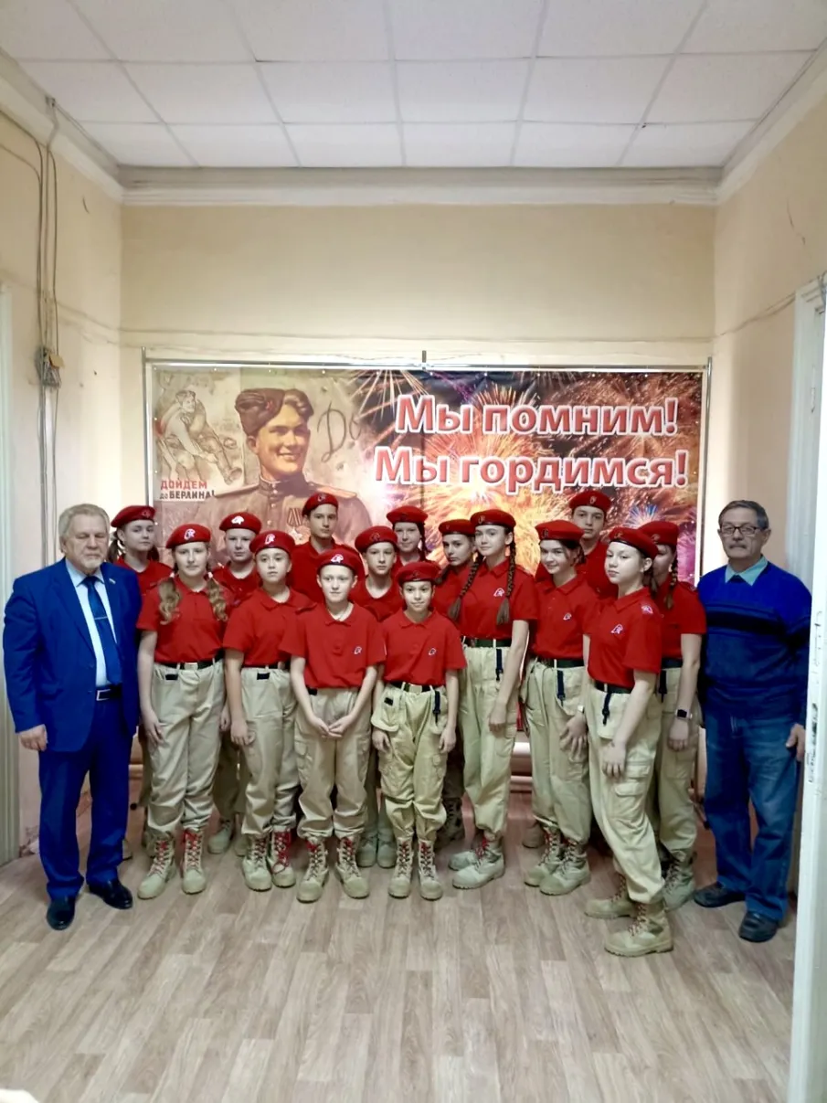 Продолжаются экскурсии в музее Боевой славы Совета ветеранов Павловского округа.  На этой неделе здесь побывали юнармейцы отрядов «Крылья России» павловской школы № 5 и «Патриот» Таремской школы.