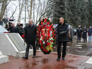 У стелы "Труженикам тыла" и у мемориала "Родина-мать" в Ленинском районе города Нижнего Новгорода, в праздник 23 февраля прошел торжественный митинг и возложение цветов в память о воинах, сложивших жизнь за наше Отечество!