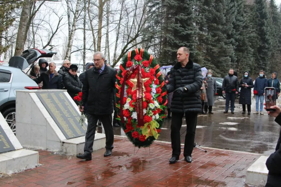 У стелы "Труженикам тыла" и у мемориала "Родина-мать" в Ленинском районе города Нижнего Новгорода, в праздник 23 февраля прошел торжественный митинг и возложение цветов в память о воинах, сложивших жизнь за наше Отечество!